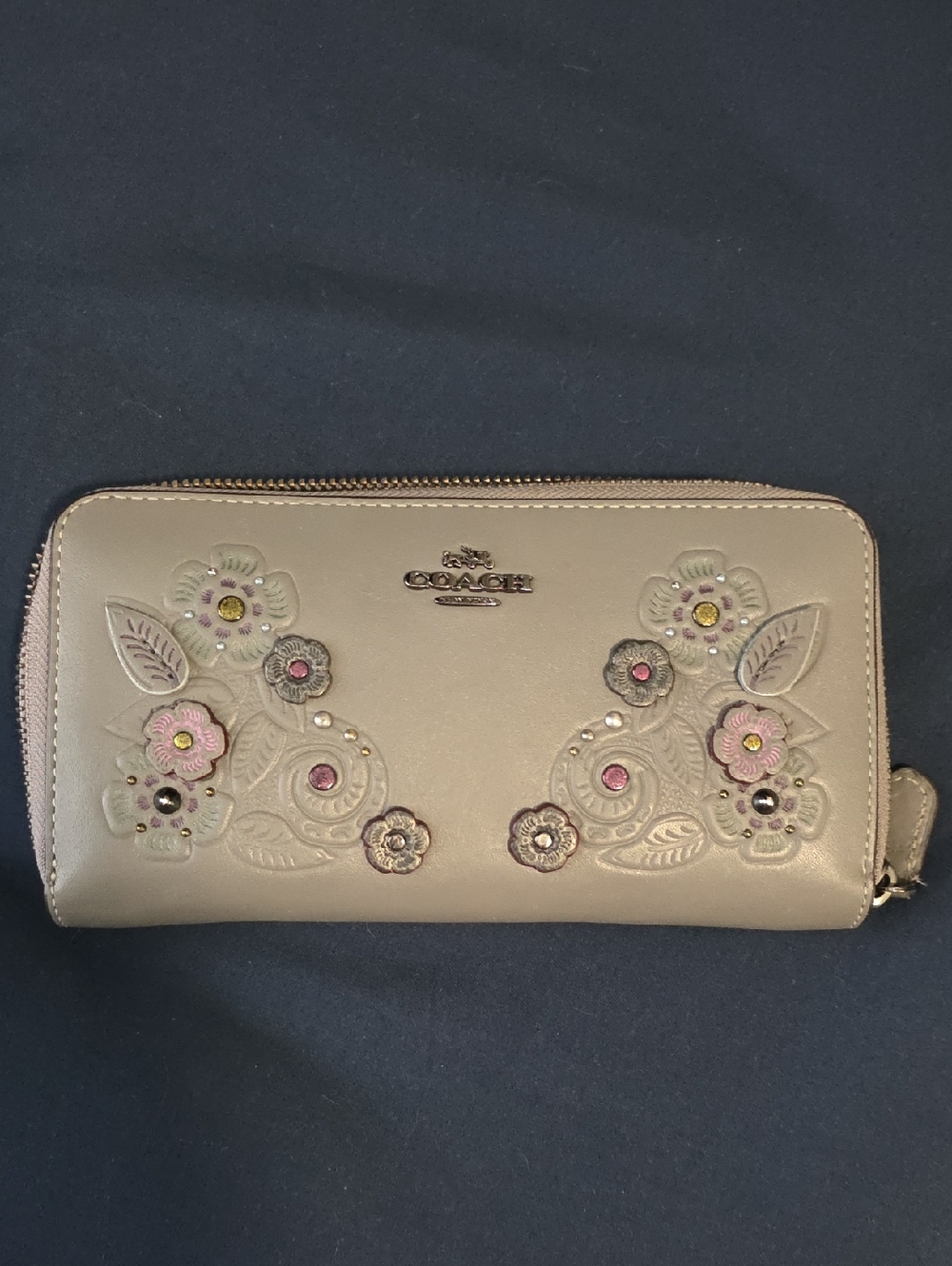 Coach Slim Accordian Zip Wallet in Glovetanned Gray Leather w/ Tea Rose Applique